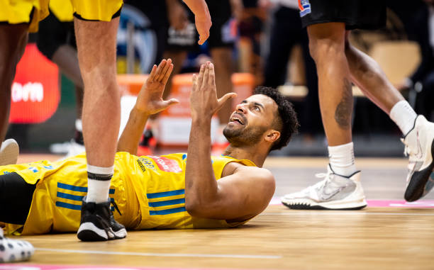 三人都是 三人都是